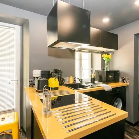 Apartment Black & Y'hello T2 : Wifi/parking/ 5' Centre-ville *